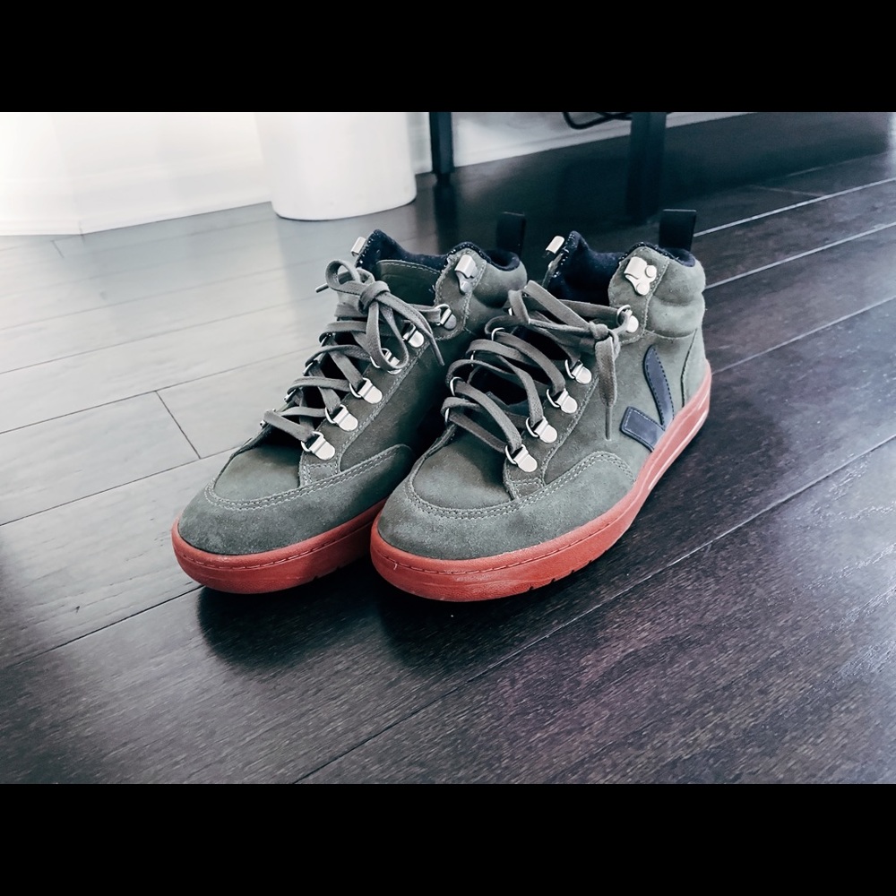 Veja Roraima High Top Sneaker
OLIVE/ BLACK, Size 40EU (9 Women / 7 Men) M